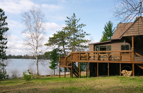 Upper Peninsula Michigan Cabin | Little Lake Cottage in Gwinn:Upper Peninsula Beauty in Every Leaf