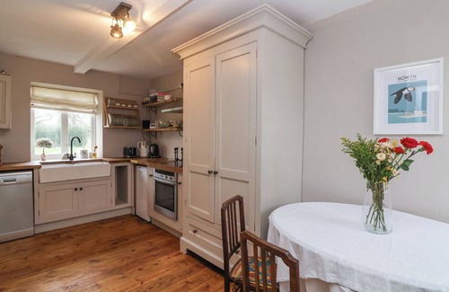 Lechlade Cottage | LITTLE LEMHILL FARM COTTAGE, family friendly in Lechlade-On-Thames