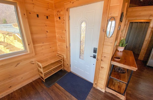 Blowing Rock Cabin | Little Log Cabin: Cozy 1BR w/Long Range Views