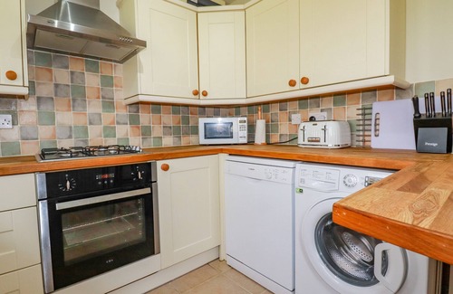 Lostwithiel Cottage | LITTLE OAKLANDS, pet friendly, with a garden in Lostwithiel