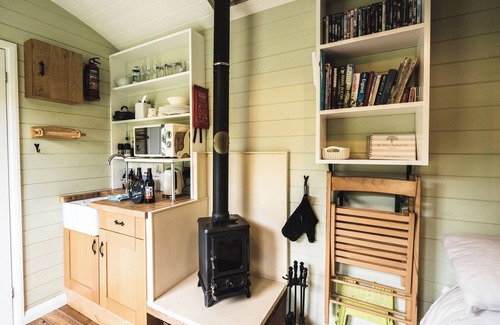Winestead Cottage | LITTLE OTCHAN SHEPHERD'S HUT, romantic, with hot tub in Roos
