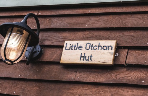 Winestead Cottage | LITTLE OTCHAN SHEPHERD'S HUT, romantic, with hot tub in Roos