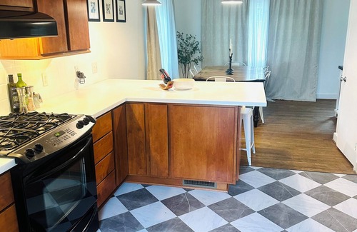 State College House | "Little Red House" eclectic 3BR, walk to downtown State College! Pet Friendly!
