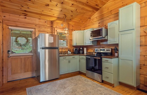 Townsend Cabin | Little River Cabin - Riverfront, 1 mile from GSMNP - Romantic Getaway!