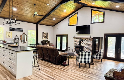 De Queen Cabin | Little River Retreat~ Peaceful Countryside Getaway