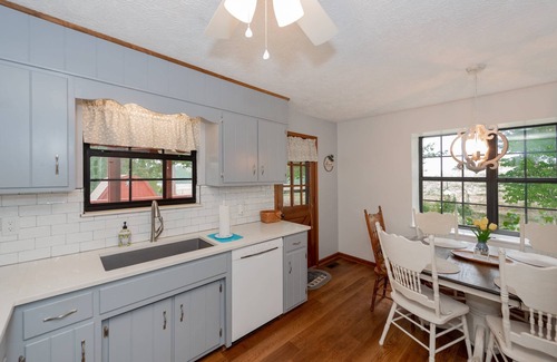 Eagleton Village House | Little Tennessee Mountain House | Near UT | 2 acre Farmhouse | Firepit | Townsend & National Park