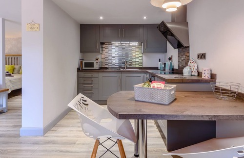 Alfreton Apartment | LITTLE WILLOW, pet friendly, with a garden in Golden Valley