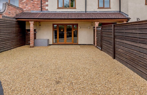 Alfreton Apartment | LITTLE WILLOW, pet friendly, with a garden in Golden Valley