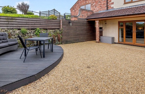 Alfreton Apartment | LITTLE WILLOW, pet friendly, with a garden in Golden Valley
