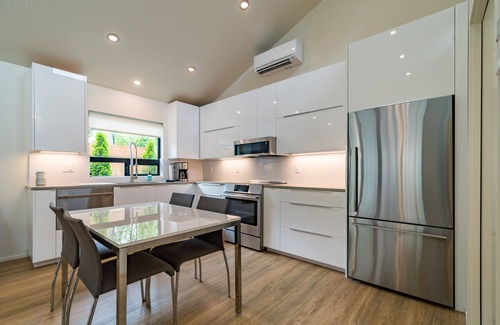 Amazon House | "Little Wing" - modern & stylish ideal UO location
