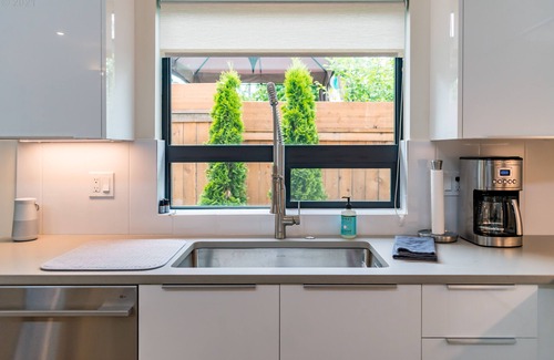 Amazon House | "Little Wing" - modern & stylish ideal UO location