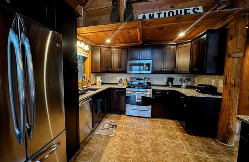 Weyauwega Cabin | Little Wolf Lodge–Spacious 5+ Bedroom Cabin on the Little Wolf River! Sleeps 16