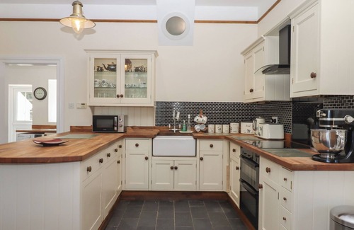 Littleham Cottage | LITTLEHAM COURT MANOR, pet friendly, with hot tub in Bideford