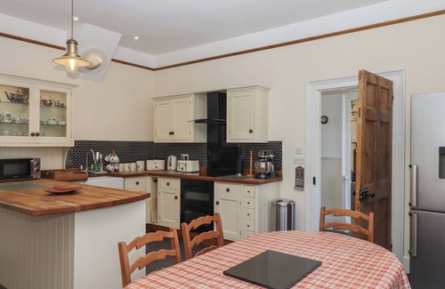 Littleham Cottage | LITTLEHAM COURT MANOR, pet friendly, with hot tub in Bideford