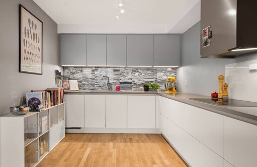 Sandviken Apartment | Live In Wonderland I Terrace And Grill I Park Free