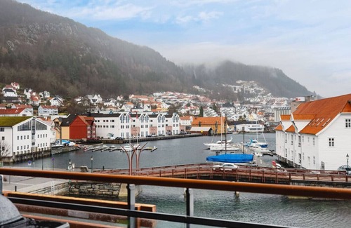 Sandviken Apartment | Live In Wonderland I Terrace And Grill I Park Free