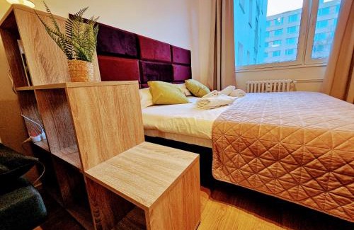 Chodov Apartment | LIVE-INN PRAGUE 2 BDR FAMILY SUITE FOR 1-8 GUESTS, 20 Mins to center, Lift, Gym, Reception, Parking, Roof Terrace, Game & Party