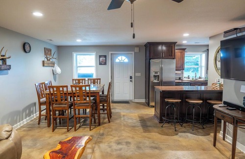 Emporia Cabin | Live Oaks Lodge Retreat with 8-12 Sleeping Capacity