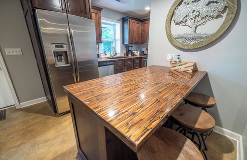 Emporia Cabin | Live Oaks Lodge Retreat with 8-12 Sleeping Capacity