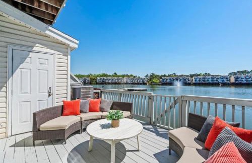 North Charleston House | ☆Live on the Water! Lake Palmetto Palm w/Patio - 10Min to Downtown & Beaches☆