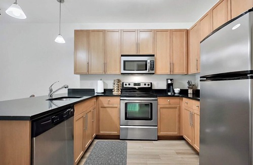 Eisenhower East Apartment | Live Well | Relax | Cozy | Old Town | 2 Bedrooms