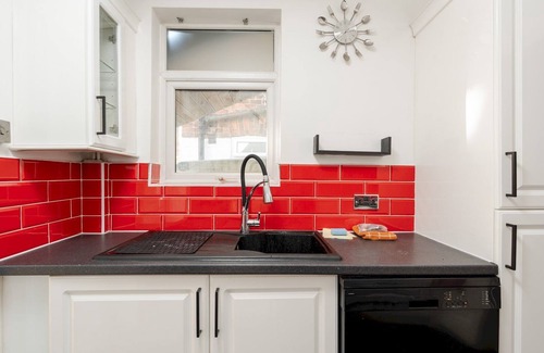 Anfield House | Liverpool, Anfield 3 Bed Home, Parking & Wifi - Pass the Keys