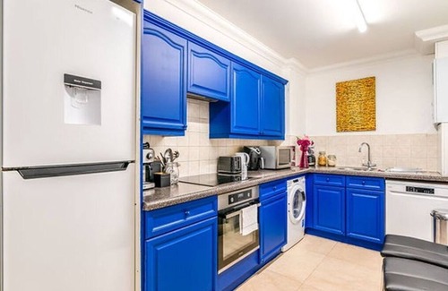 Brondesbury Apartment | LiveStay 2BR/2BA Pool, Sauna & Gym/Kilburn, Brent