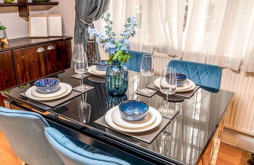 Brondesbury Apartment | LiveStay 2BR/2BA Pool, Sauna & Gym/Kilburn, Brent