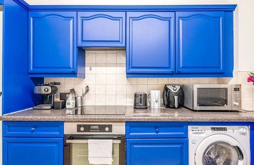 Brondesbury Apartment | LiveStay 2BR/2BA Pool, Sauna & Gym/Kilburn, Brent