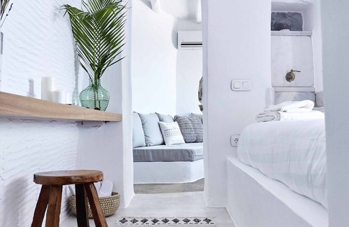 Kardiani House | Living Theros Luxury Suites
