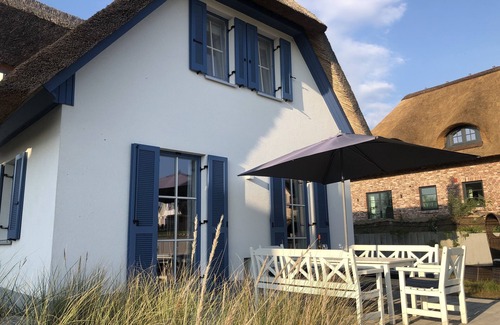 Gross Schwansee House | Living under thatch in Seasons - fireplace & sauna