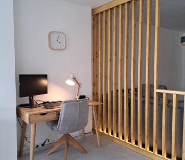 Center Apartment | LIVORA Altstadt Wilhelmshaven - Stilvoll - Zentrumsnah - TV-Streaming - Balkon - Nordsee - Badewanne