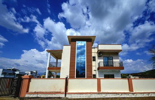 Malavli Villa | ll EMPYREAN STAY ll LUXE ll SU CASA VILLA ll 4BHK ll AC ll LARGE POOL ll POOL TABLE ll