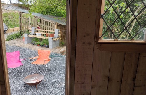 Llandovery Cabin | Llandovery - Cabin - Sleeps 2 - Parking - Garden