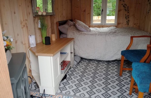 Llandovery Cabin | Llandovery - Lodge - Sleeps 2 - Parking - Hot Tub