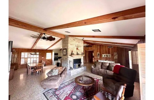 Junction House | Llano River Retreat - 5 bedrooms/4 bathrooms