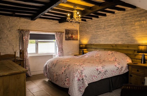 Llanfihangel-nant-Melan Bed & Breakfast | Llew Coch B&B formaly The Red Lion inn