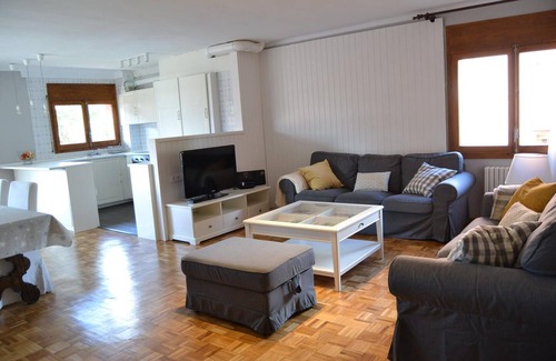 Llivia Apartment | LLIVIA VI - Three Bedroom Apartment, Sleeps 8