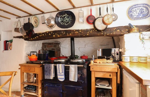 Nant Peris Cottage | LLWYN BEDW, pet friendly, with open fire in Nant Peris