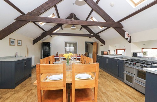 Tregaron Cottage | LLWYNGWINAU ISAF BARN, pet friendly, with hot tub in Tregaron