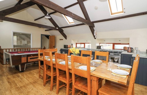 Tregaron Cottage | LLWYNGWINAU ISAF BARN, pet friendly, with hot tub in Tregaron