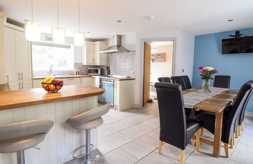 Llandderfel House | LLYS TIRION, pet friendly, with a garden in Bala