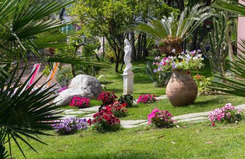 Loano Apartment | Loano Apartment Pool & Garden