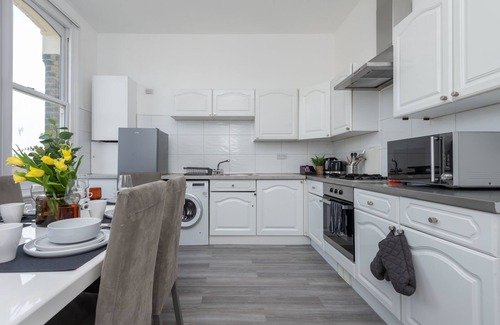 Brixton Apartment | Local 3 bed, 2 bath flat with terrace