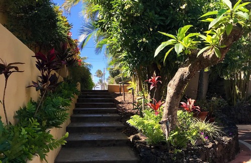 Kuau Apartment | Locally-owned, eco-friendly condo on Road to Hāna. 2-min walk to beach & seafood