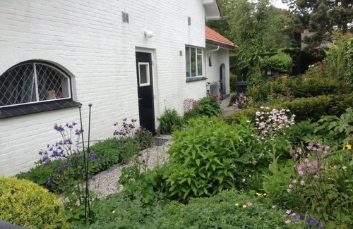 Oostkapelle Apartment | Located 500 m. from the beach 1-4 pers. upstairs apartment, terrace and garden.
