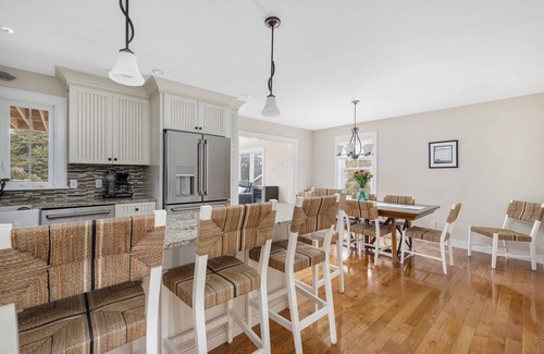 Narragansett House | Located in Historic Narragansett Pier - Near Beach, Restaurants and Sea Wall