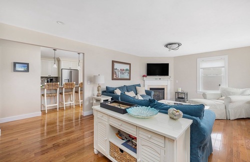 Narragansett House | Located in Historic Narragansett Pier - Near Beach, Restaurants and Sea Wall