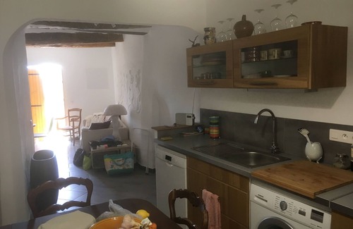 Villecroze House | Located rue des Arcades in the authentic center of Villecroze.