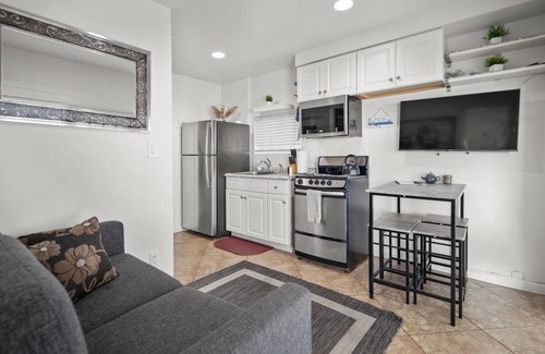 South Mission Beach House | Location And Value! Andrew's 1 Bedroom Beach Home